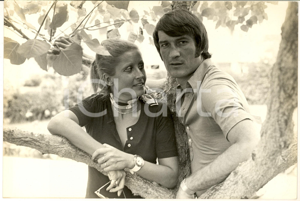 1970 ca COSTUME ITALIA Enrico ALBERTOSI in giardino con la moglie (1) Foto 30x20
