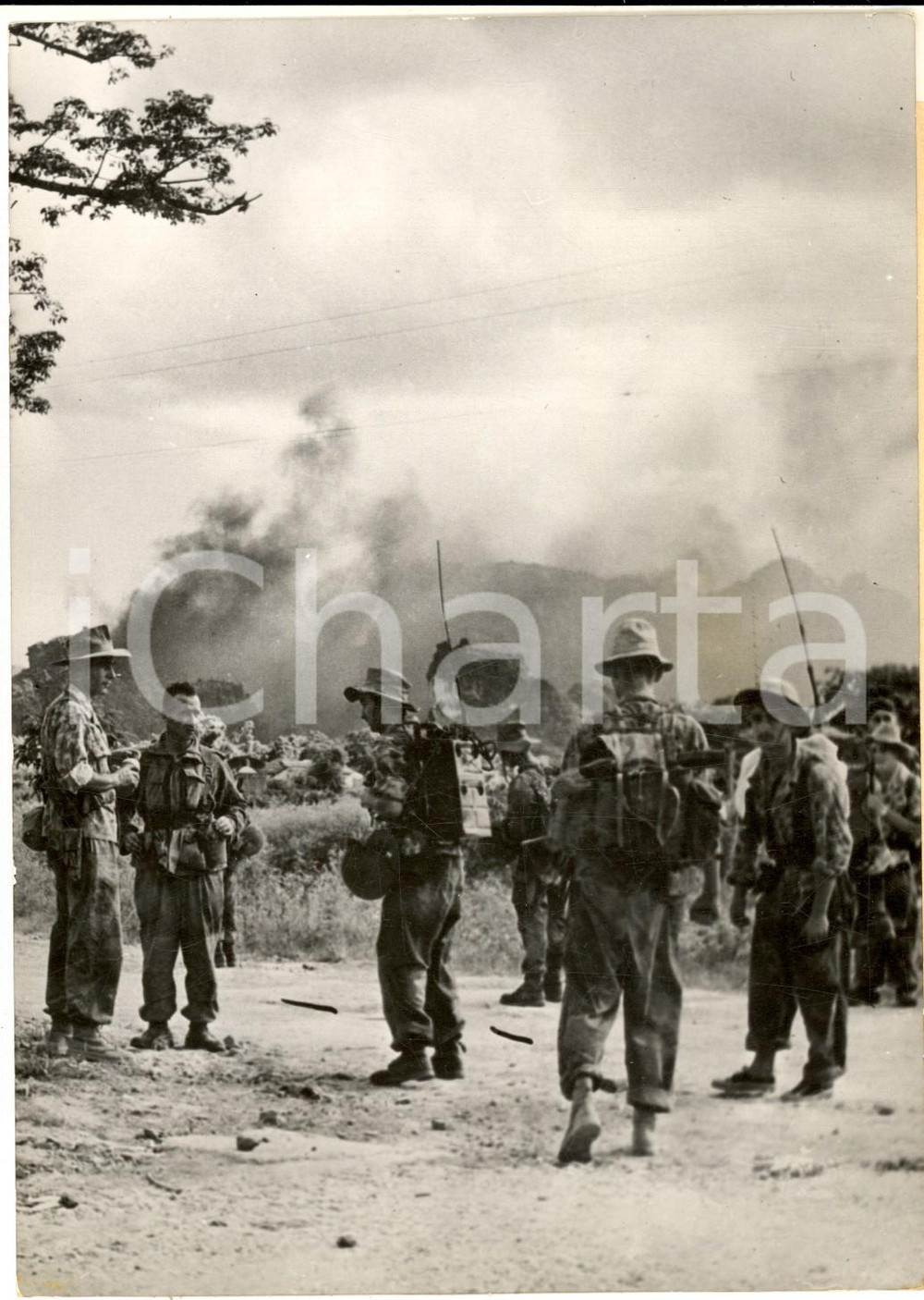 1953 LANG SON - GUERRA DEL VIETNAM Truppe abbandonano le grotte in fiamme *Foto