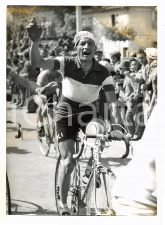 Fotografia d epoca originale 1953 GIRO D ITALIA 2° Tappa  Gino BARTALI reclama il rifornimento Foto 13x18 1