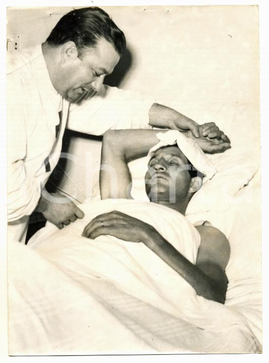 Fotografia d epoca originale 1953 MILANO Casa di cura San Camillo Padre ROSSIN si prende cura di Gino BARTALI 1