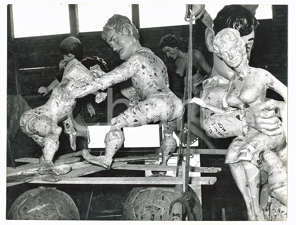 Fotografia d epoca originale 1955 CARNEVALE VIAREGGIO Lavorazione statue  Benito LORENZI Giampiero BONIPERTI 1