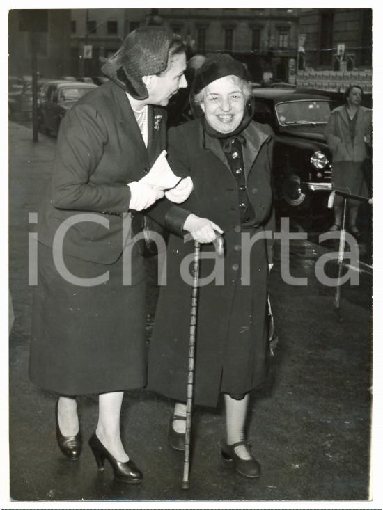 Fotografia d epoca originale 1955 ca MILANO Wally TOSCANINI CASTELBARCO accompagna elettrice a votare Foto 1