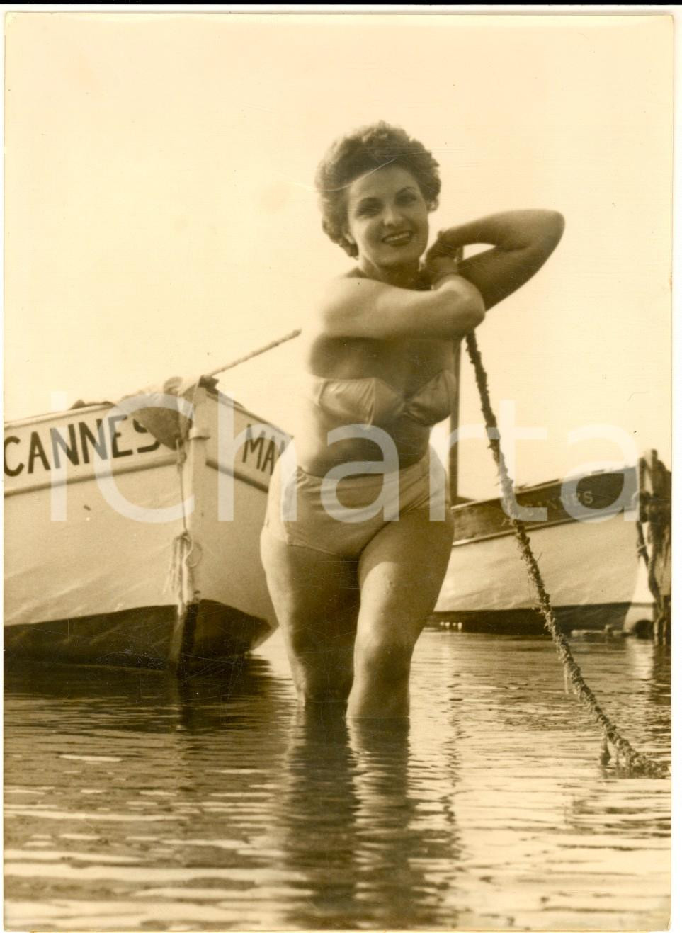 Fotografia d epoca originale 1956 Festival de CANNES  Ginette ROLLAND avec un bateau  Photo 13x18 cm 1