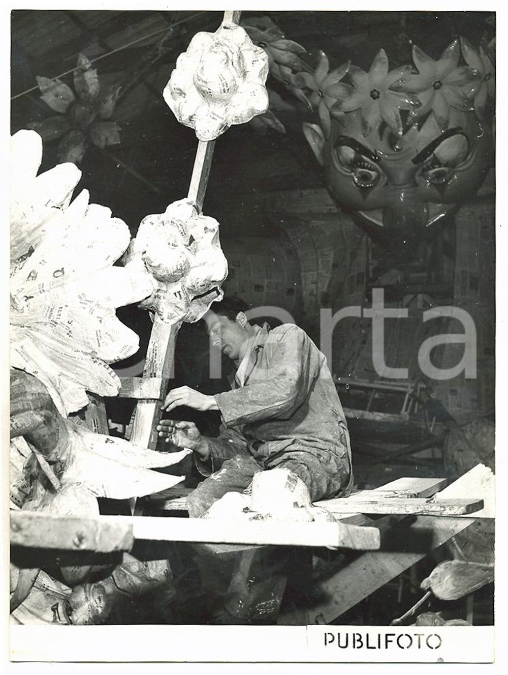 Fotografia d epoca originale 1955 CARNEVALE VIAREGGIO Artigiano decora carro allegorico a tema floreale Foto 1