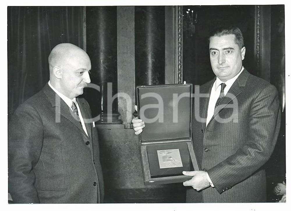Fotografia d epoca originale 1966 MILANO Circolo della stampa  Targa d oro boutique alla Confezione MARUS 1