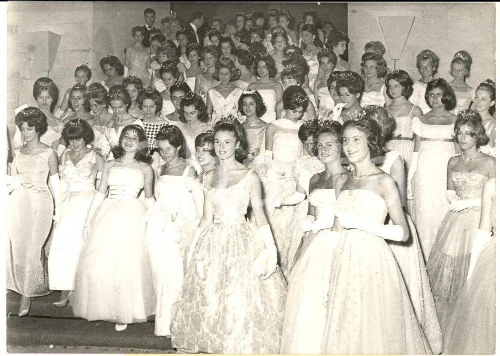 1960 VERSAILLES Les débutantes au "Bal du grand siècle" *Photo 18x13 cm