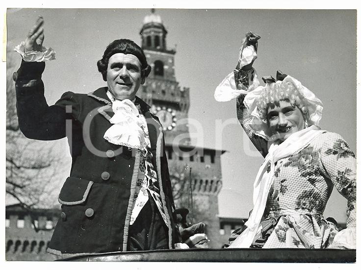 Fotografia d epoca originale 1955 MILANO  CARNEVALE Cecca e Meneghino salutano il corteo in Piazza Castello 1