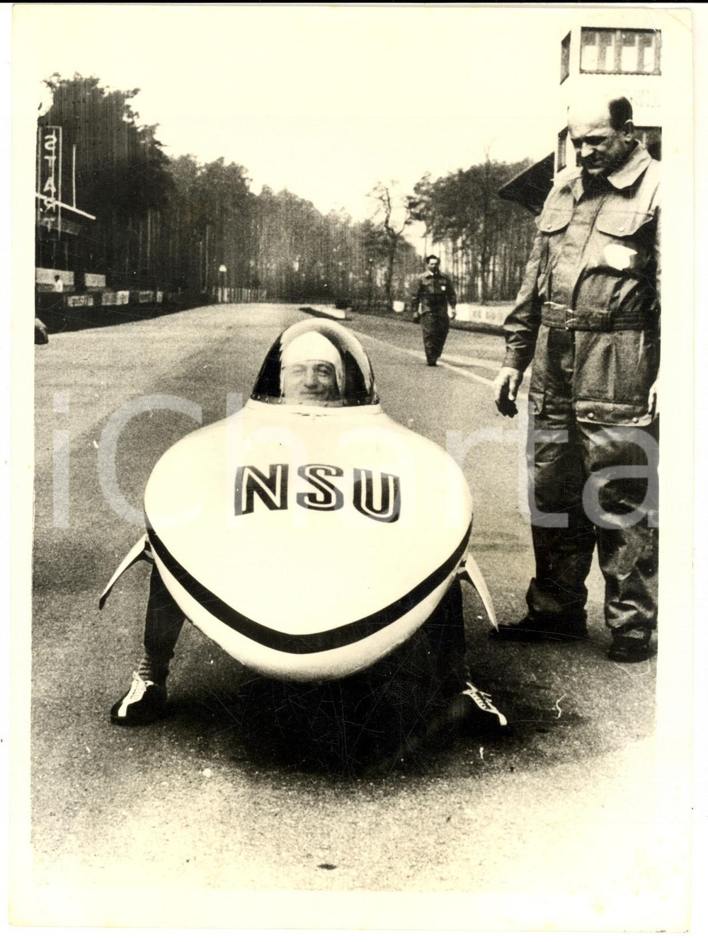 Fotografia d epoca originale 1956 MONACO DI BAVIERA  Hermann Paul Müller nella “Flying Deckchair” 1