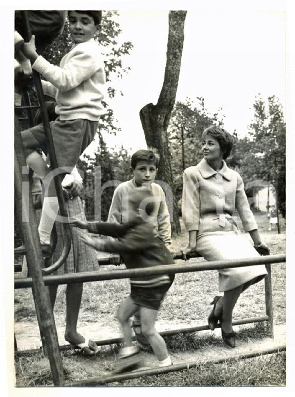Fotografia d epoca originale 1955 ca CINEMA Attrice Emmanuelle RIVA al parco con il figlio Foto 13x18 cm 1
