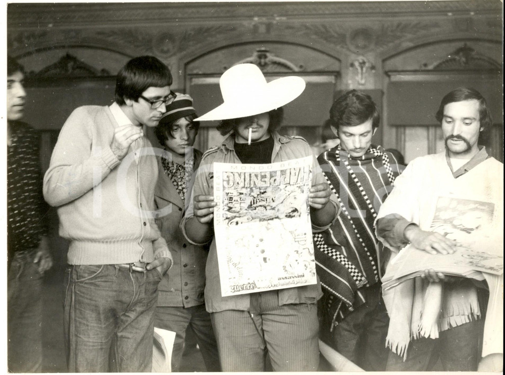 Fotografia d epoca originale 1965 ca HIPPY Pedro di Mondo Beat legge un articolo con i compagni FOTO 1