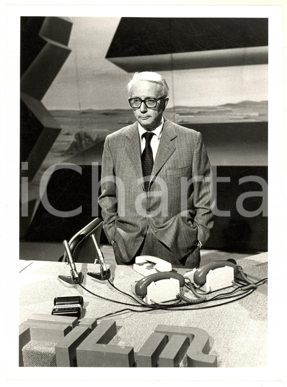 Fotografia d epoca originale 1985 ca RAI UNO  FILM DOSSIER Enzo BIAGI durante la trasmissione Foto 18x24 cm 1