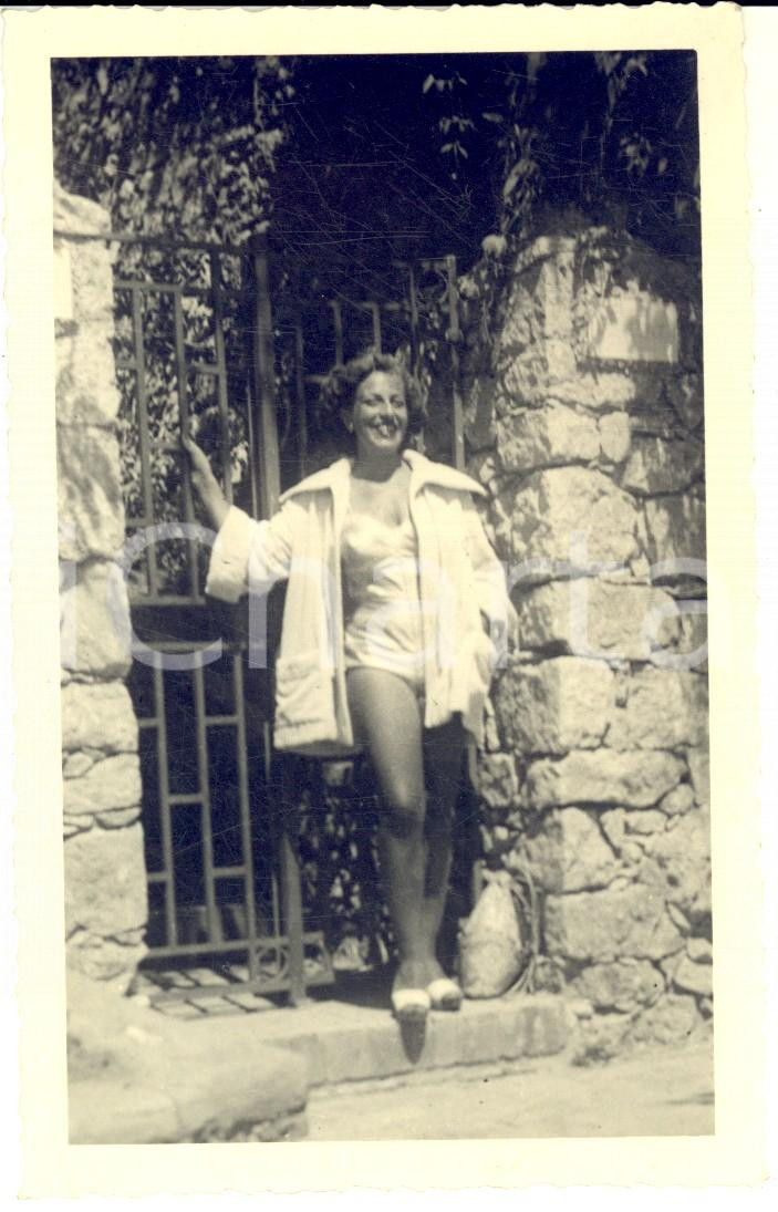 Fotografia d epoca originale 1940 ca LOMBARDIA Donna in campagna in body intimo Foto CURIOSA VINTAGE 9x14 1