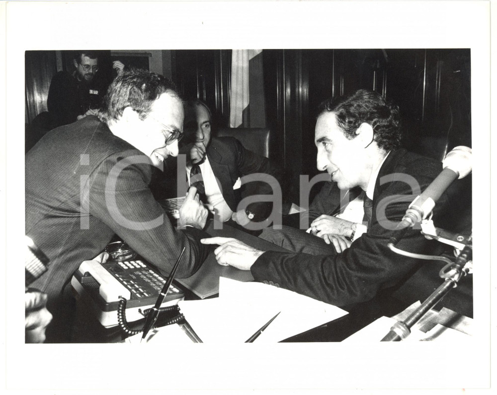 1990 ca MILANO Paolo PILLITTERI scherza con Alfredo MANTICA *Fotografia 25x20 cm