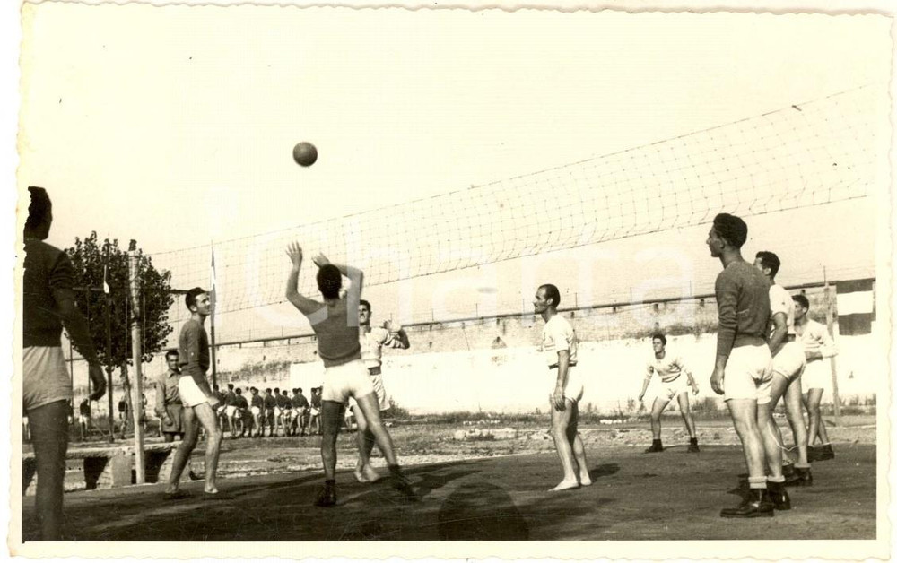 Fotografia d epoca originale 1947 MODENA Caserma Ottavo Campale  Una partita di pallavolo Foto 14x9 cm 1