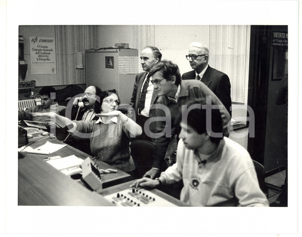 1987 RAI UNO - IL CASO Enzo BIAGI con Maddalena YON in redazione *Foto VINTAGE