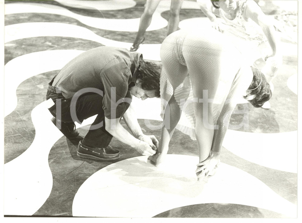 Fotografia d epoca originale 1985 ca RAI  DANZA Franco MISERIA allaccia le scarpe a Loretta VALDESPINO Foto 1