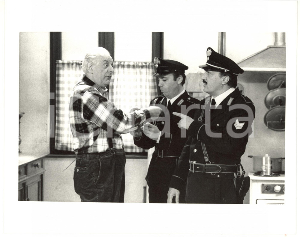 1990 ca TEATRO Dario FO - Sketch comico con Carabinieri (2) *Foto VINTAGE 25x20