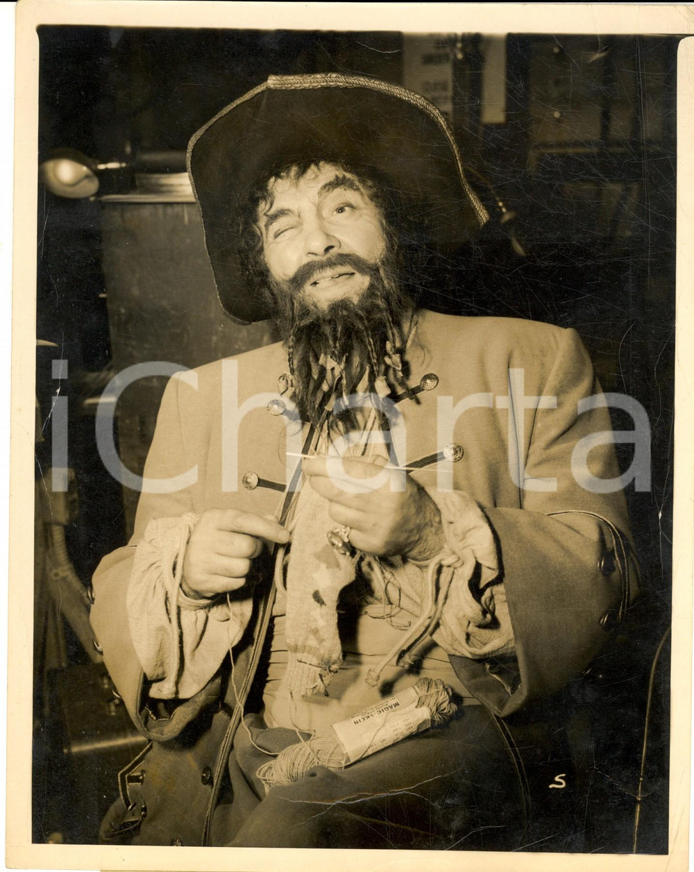 1952 HOLLYWOOD "Blackbeard the Pirate" - Robert NEWTON knitting a pair of socks