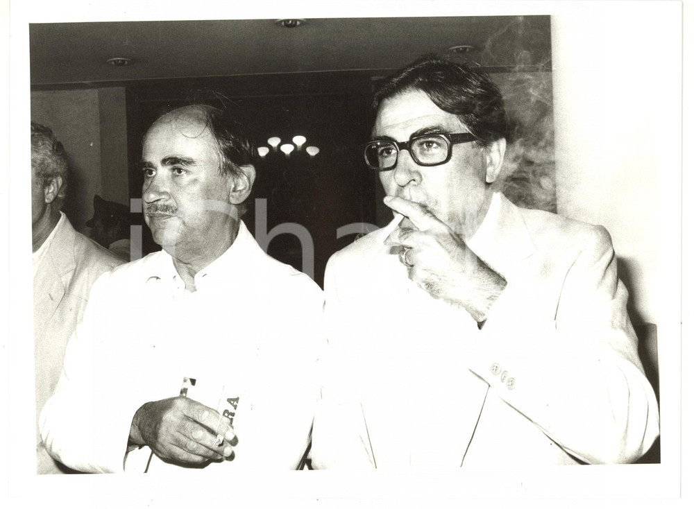 1986 VENEZIA - CINEMA Paolo e Vittorio TAVIANI fumano una sigaretta *Foto
