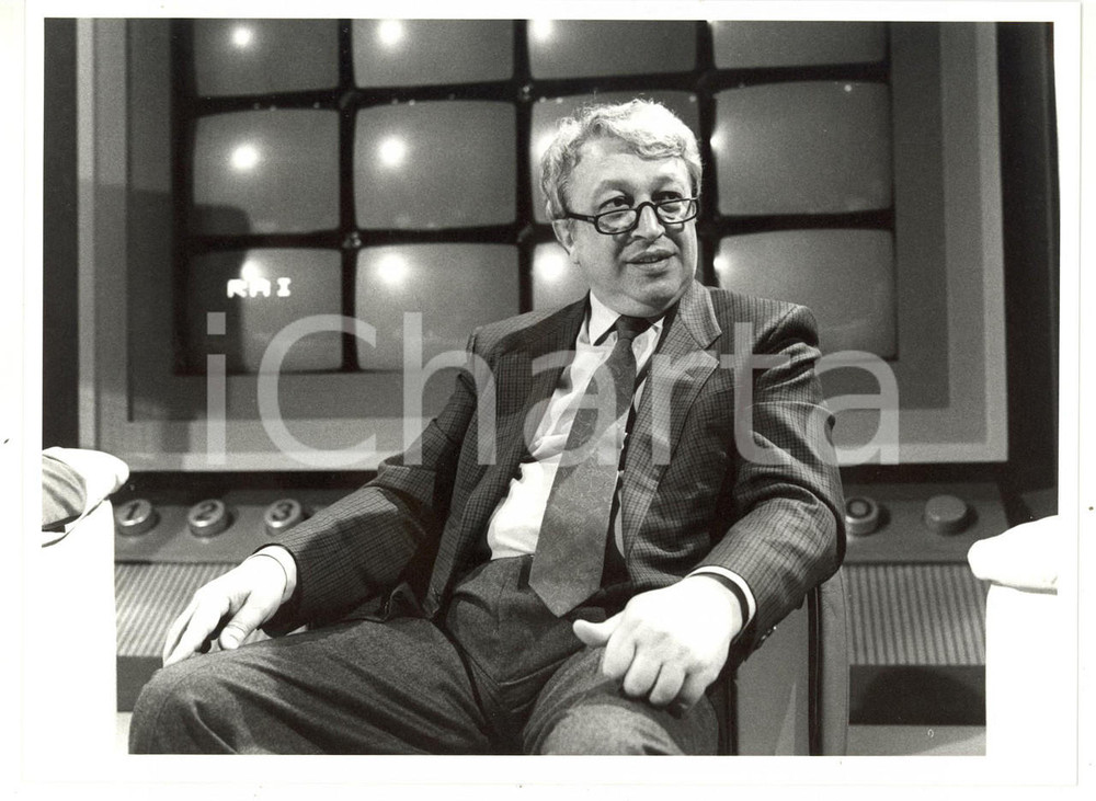  1985 ca RAI Giornalista Valerio RIVA in trasmissione *Foto VINTAGE 24x18 cm 