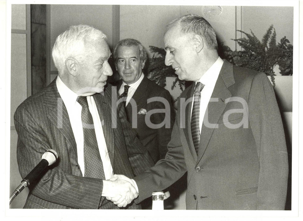  1985 ca ITALIA Stretta di mano tra Mario SCHIMBERNI e Alfred CHANDLER *Foto 