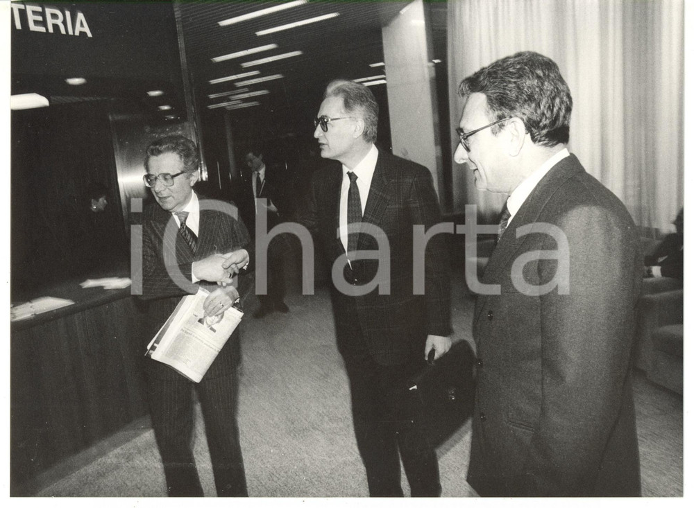 Fotografia d epoca originale 1985 ca MILANO Stretta di mano tra Piero SCHLESINGER e Luigi VENEGONI  Foto 1