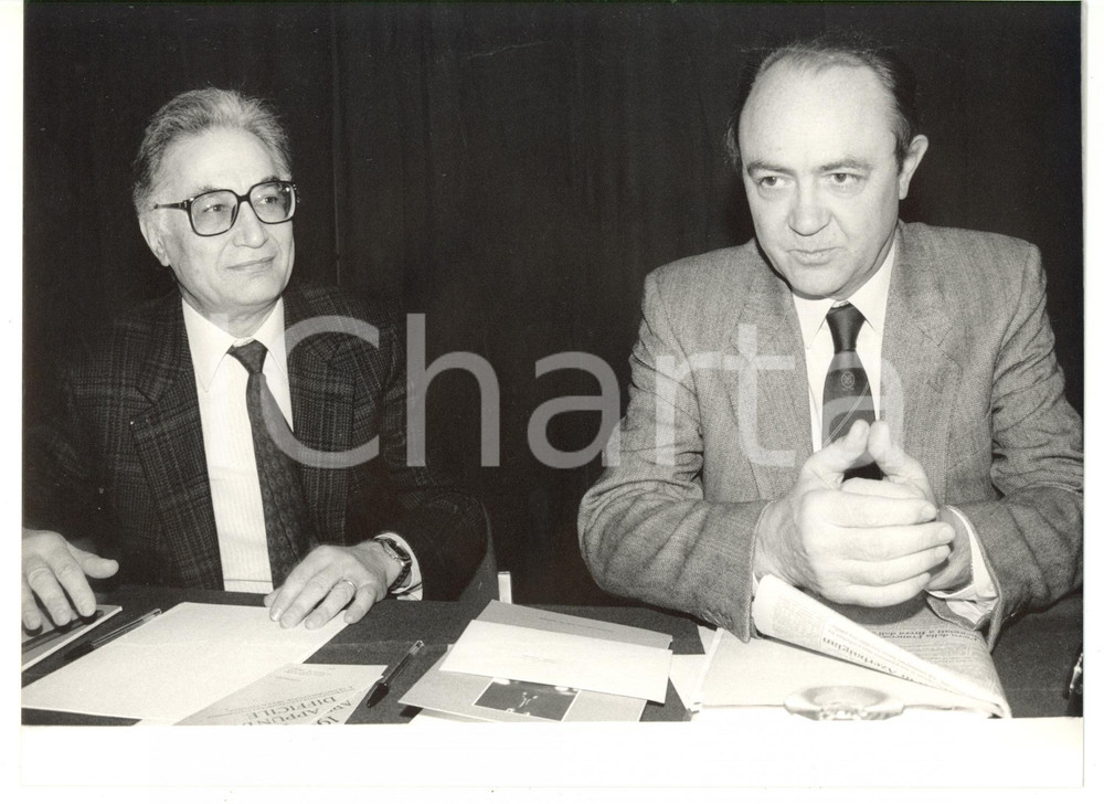 Fotografia d epoca originale 1985 ca MILANO Piero SCHLESINGER con Gianni ZANDANO durante conferenza Foto 1
