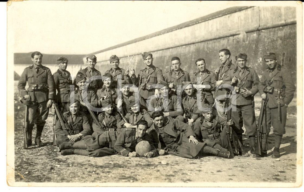 1940 ca WW2 ZONA DI GUERRA Ufficiali con fucili e pallone da calcio - Foto 