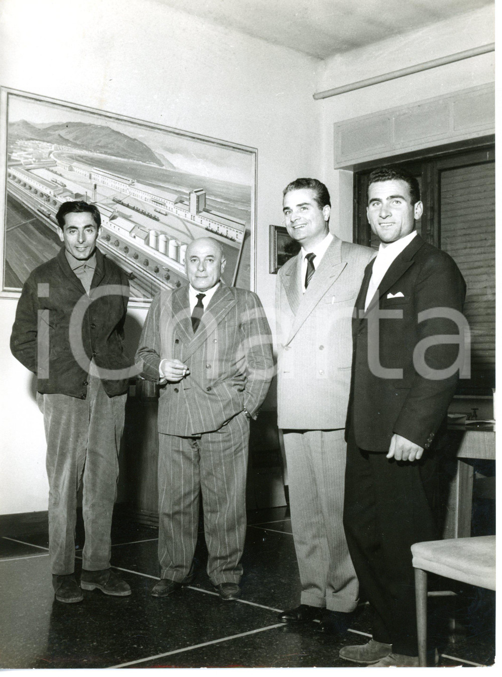 1955 ca GENOVA - CICLISMO Fausto COPPI in visita ufficiale ^Fotografia 18x24 cm Fotografia d'epoca. CONDIZIONI: G (ma piccola piegatura al margine inferiore)DIMENSIONI: 18x24 cm     originale e autentica 1