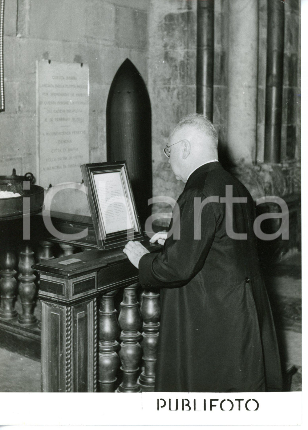 1954 GENOVA Cattedrale S. Lorenzo - Card. Francis J. SPELLMAN in preghiera *Foto Fotografia d'epoca.CONDIZIONI: FAIR (piccole piegature sparse)DIMENSIONI: 13x18 cm     originale e autentica 1