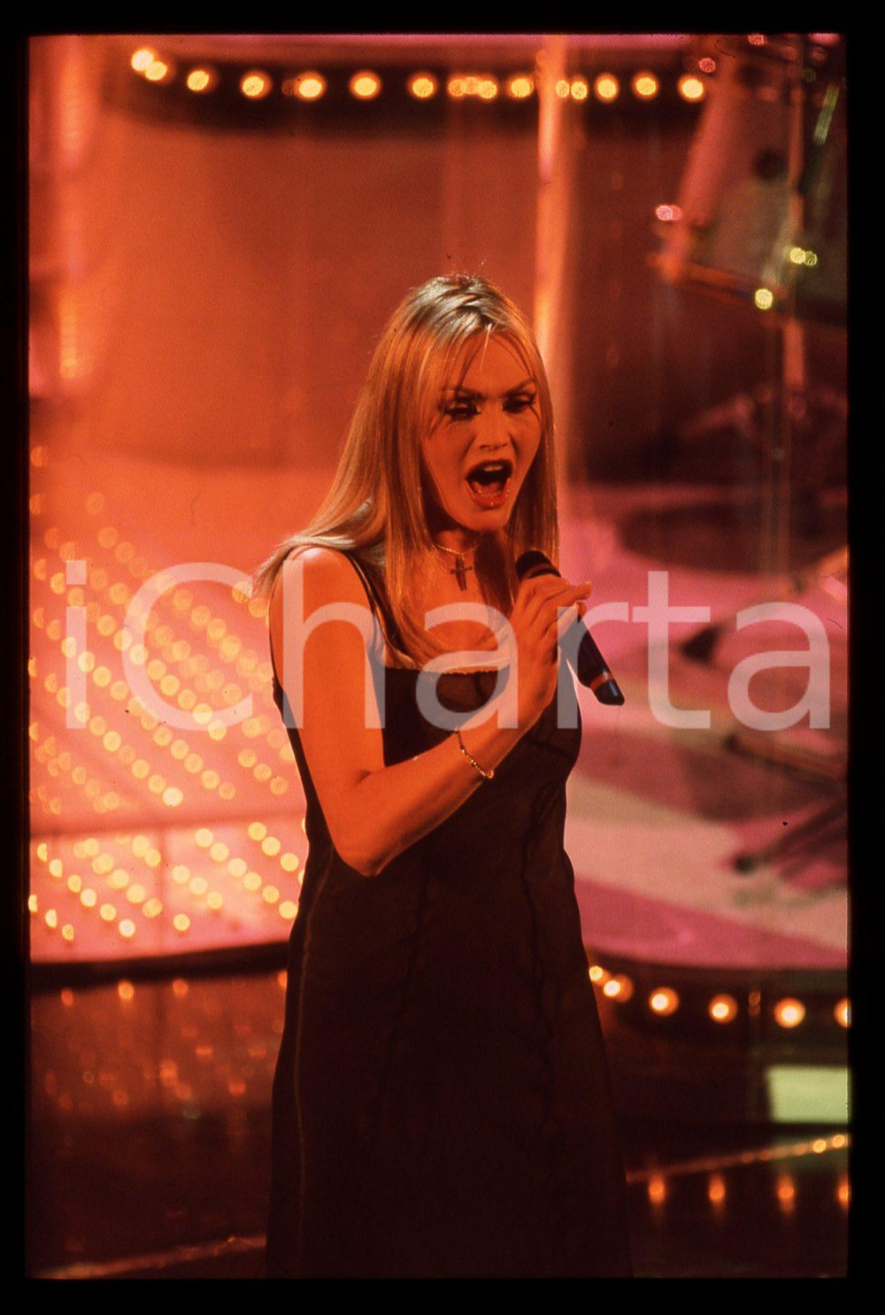 35mm vintage slide* 1997 Festival di SANREMO Anna OXA canta "Storie" (17)   Diapositiva d'epoca, in formato 35 mm. CONDIZIONI: GOODE' severamente vietata la riproduzione. Tutti i diritti sono riservati. ICharta mette in vendita, sul negozio eBay e in esclusiva sul sito "icharta" il proprio archivio composto da numerose diapositive e negativi fotografici d'epoca, tutti originali e autentici, che attraversano la storia del costume italiano tra gli la fine degli anni Sessanta e Novanta.Si tratta di uno sguardo inedito sull'attualit&agrave;, la politica, la vita quotidiana, il gossip e la cultura, che fotografa il cambiamento della nazione in quest'ultimo scorcio del XX secolo. Un'occasione unica per il mercato del collezionismo, che vede finalmente disponibile un archivio eccezionale per vastit&agrave;, tematiche e condizioni, in un settore (il negativo fotografico e la diapositiva) di assoluta novit&agrave; e dalle interessanti prospettive di investimento.     originale e autentica 1