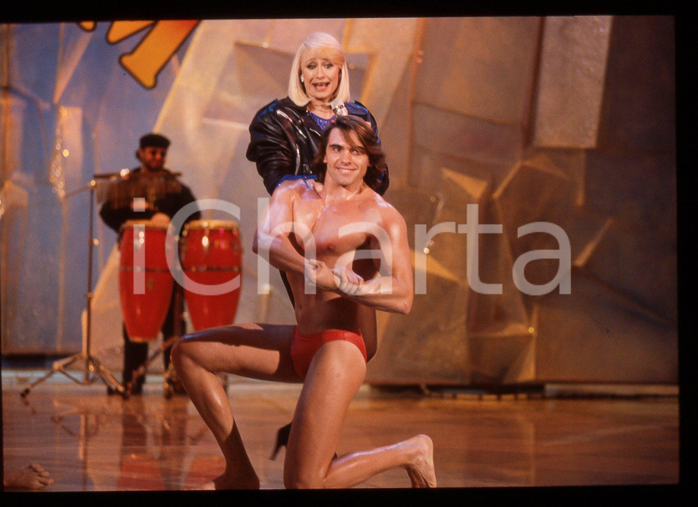 35mm vintage slide* 1991 FANTASTICO 12 Raffaella CARRA' in trasmissione (3)   Diapositiva d'epoca, in formato 35 mm.   CONDIZIONI: GOOD E' severamente vietata la riproduzione. Tutti i diritti sono riservati. ICharta mette in vendita, sul negozio eBay e in esclusiva sul sito "icharta" il proprio archivio composto da numerose diapositive e negativi fotografici d'epoca, tutti originali e autentici, che attraversano la storia del costume italiano tra gli la fine degli anni Sessanta e Novanta.Si tratta di uno sguardo inedito sull'attualit&agrave;, la politica, la vita quotidiana, il gossip e la cultura, che fotografa il cambiamento della nazione in quest'ultimo scorcio del XX secolo. Un'occasione unica per il mercato del collezionismo, che vede finalmente disponibile un archivio eccezionale per vastit&agrave;, tematiche e condizioni, in un settore (il negativo fotografico e la diapositiva) di assoluta novit&agrave; e dalle interessanti prospettive di investimento.   originale e autentica 1