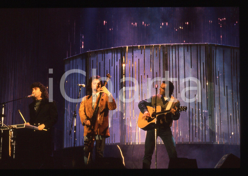 35mm vintage slide* 1990 Festival di SANREMO - POOH cantano "UOMINI SOLI" 3   Diapositiva d'epoca, in formato 35 mm. Nella diapositiva i componenti del gruppo musicale POOH: Roby Facchinetti, Dodi Battaglia, Stefano D'Orazio e Red Canzian durante il Festival di Sanremo del 1990.   CONDIZIONI: GOOD E' severamente vietata la riproduzione. Tutti i diritti sono riservati. ICharta mette in vendita, sul negozio eBay e in esclusiva sul sito "icharta" il proprio archivio composto da numerose diapositive e negativi fotografici d'epoca, tutti originali e autentici, che attraversano la storia del costume italiano tra gli la fine degli anni Sessanta e Novanta.Si tratta di uno sguardo inedito sull'attualit&agrave;, la politica, la vita quotidiana, il gossip e la cultura, che fotografa il cambiamento della nazione in quest'ultimo scorcio del XX secolo. Un'occasione unica per il mercato del collezionismo, che vede finalmente disponibile un archivio eccezionale per vastit&agrave;, tematiche e condizioni, in un settore (il negativo fotografico e la diapositiva) di assoluta novit&agrave; e dalle interessanti prospettive di investimento.   originale e autentica 1