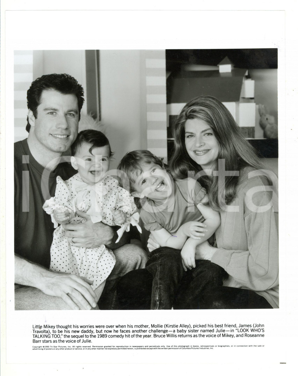 1990 CINEMA "Look Who's Talking Too" Amy HECKERLING John TRAVOLTA Kirstie ALLEY Stampa su carta fotografica, in forma di manifestino. Sono presenti John Travolta, Kirstie Alley, Lorne Sussman e Megan Milner.CONDIZIONI: G (lieve macchia blu nella parte centrale; lieve macchia blu all'angolo superiore destro)FORMATO: 21x26 cm  originale e autentica 1