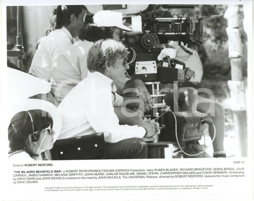 1988 CINEMA Robert REDFORD sul set di "The Milagro Beanfield War" *Foto 1 Fotografia di agenzia.CONDIZIONI: G (lievi piegature all'angolo inferiore sinistro)FORMATO: 25x20 cm    originale e autentica 1