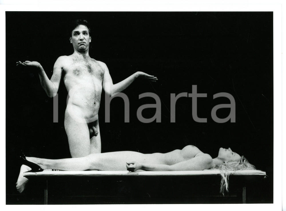1990 ca TEATRO ITALIA "Oh! Calcutta!" - Attori nudi sul palco (1) *Foto 24x18 cm Fotografia di agenzia. CONDIZIONI: GFORMATO: 24x18 cm    originale e autentica 1