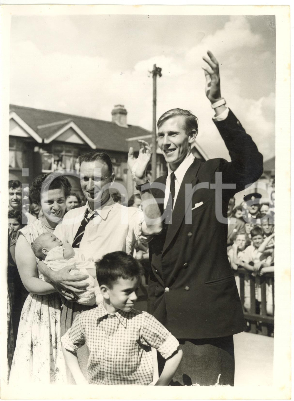 1954 CHADWELL HEATH - Roger BANNISTER e Jim PETERS con la famiglia (2) *Foto L'immagine &egrave; stata scattata al rientro a casa dei due atleti dopo gli Empire Games di Vancouver.Fotografia d'epoca con didascalia coeva al verso.  CONDIZIONI: G (lievi tracce di inchiostro e aloni) FORMATO: 15x20 cm     originale e autentica 1