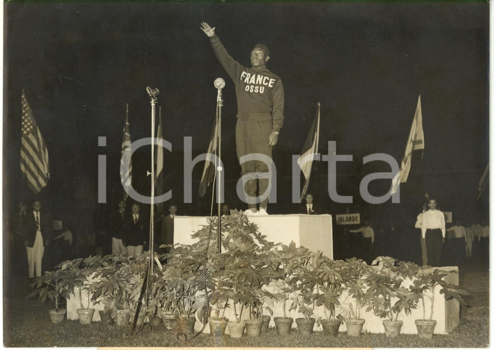 1957 PARIGI ATLETICA - Ernest WANKO pronuncia giuramento Giochi Universitari  Fotografia d'epoca con didascalia coeva. CONDIZIONI: FAIR (ondulatura del margine inferiore; vari aloni) FORMATO: 18x13 cm     originale e autentica 1