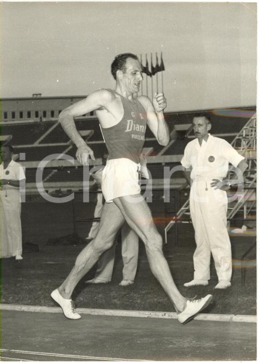 1953 ROMA CAMPIONATI ATLETICA LEGGERA - Pino DORDONI vince la 10km di marcia Fotografia d'epoca con didascalia coeva al verso.  CONDIZIONI: POOR (ondulatura al margine destro; piccole piegature; vari graffi) FORMATO: 13x18 cm     originale e autentica 1