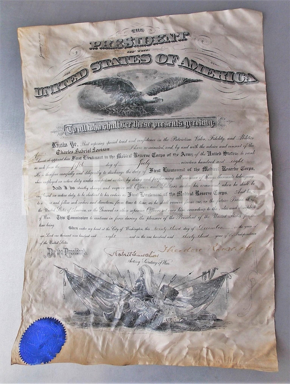 1908 USA President Theodore ROOSEVELT Robert SHAW OLIVER - SIGNED Appointment Decreto presidenziale di nomina, destinato a Charles Gabriel Levison (nominato "First Lieutenant in the Medical Reserve Corps of the Army of the United States").Su pergamena, con sigillo blu in carta e firme autografe del presidente Theodore Roosevelt e del Segretario di Guerra, Robert Shaw Oliver.  FORMATO: 33x45 cm FAIR/discreto gualciture Formato: 33x45 cm originale e autentica 1