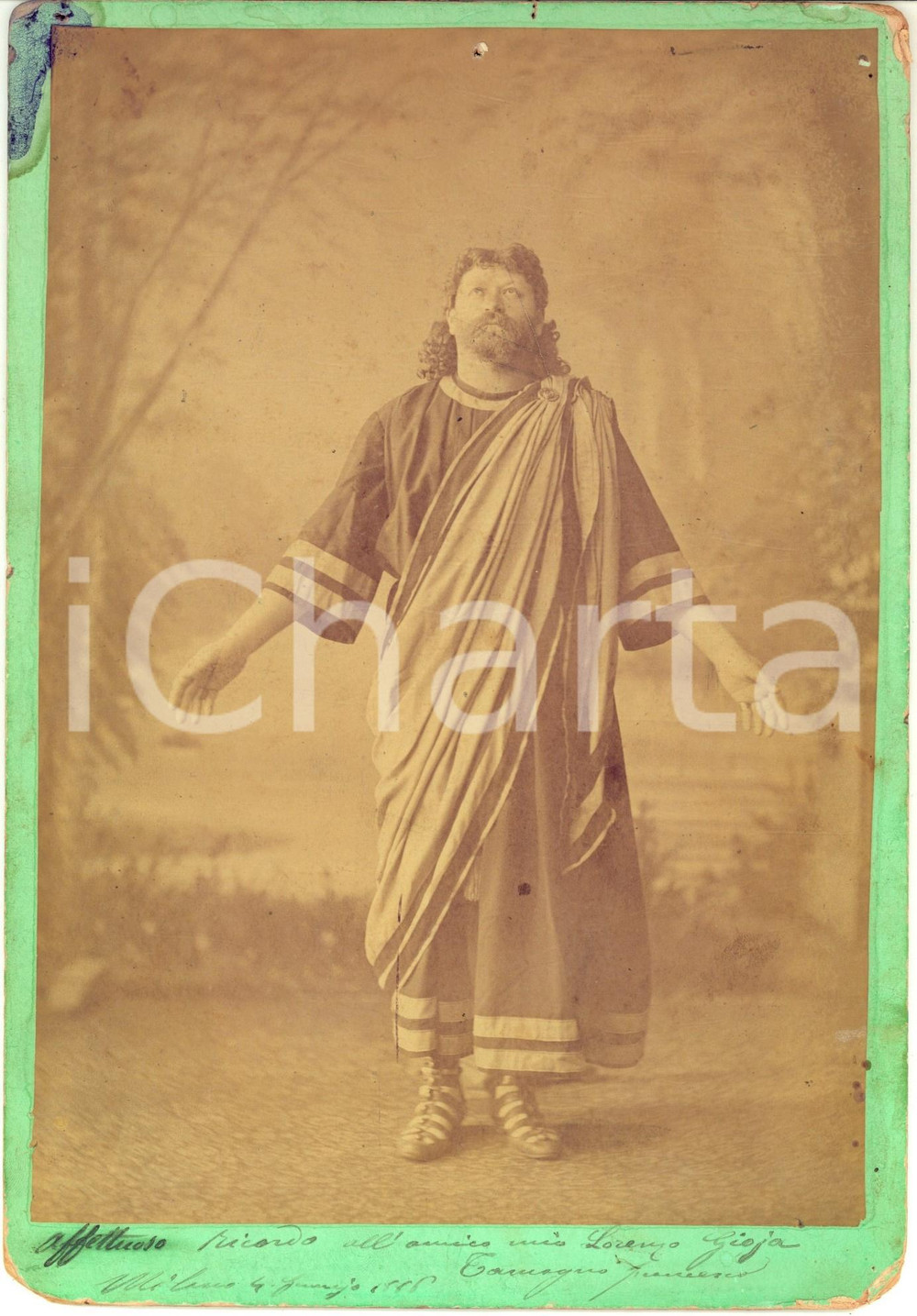 1886 MILANO Tenore Francesco TAMAGNO in scena - Foto con AUTOGRAFO RARA Rara fotografia d'epoca, che ritrae il celebre tenore in scena.Su cartoncino rigido.Dedica autografa a Lorenzo Gioia.  FORMATO: 17x26 cm CONDIZIONI: POOR (abrasioni marginali; residui di colla al verso; macchie di inchiostro; fori al margine superiore)    originale e autentica 1