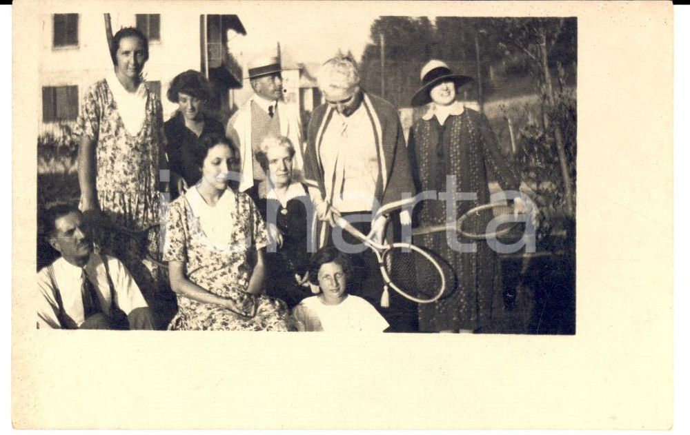 Fotografia d epoca originale 1930 ca AREA LOMBARDA Ritratto di famiglia con giocatrici di tennis Foto 13x8 1