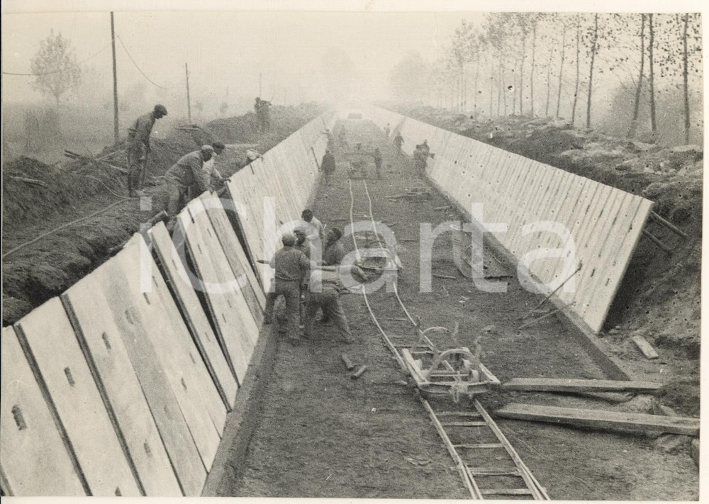 Fotografia d epoca originale 1965 TROMELLO PV Lavori Subdiramatore PAVIA Cascina GAZZERA Allineamento lastre 1