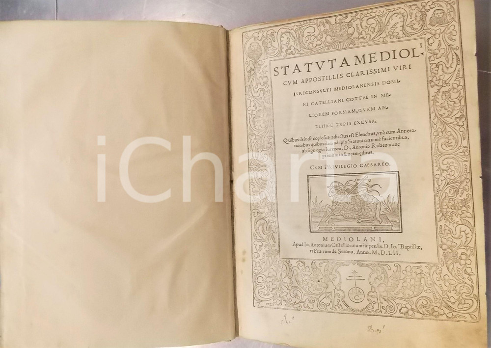 1552 MILANO STATUTA MEDIOLANI cum appostillis *Volume RARO ed. CASTIGLIONE  DATA: 1552DESCRIZIONE: Raro volume contenente le due parti della raccolta degli statuti milanesi, dal titolo "Statuta Mediolani cum appostillis clarissimi viri iureconsulti Mediolanensis domini Catelliani Cottae in meliorem formam, quam ante hac typis excusa. Quibus deinde copiosus adiectus est Elenchus, una cum Annotationibus quibusdam ad ipsa Statuta maxime facientibus, ab Egregio Iurecon. D. Antonio Rubeo nunc primum in Lucem editus".Frontespizio con vignetta, inquadrato in elaborata cornice figurata. Legatura cartonata rivestita in pergamena, titoli in rosso al dorso.EDITORE: Milano - Giovanni Antonio Castiglione e Giovanni Battista SeronoPAGINE: 78 cc.nn., 162 cc.num.; 2 cc.nn., 164 cc.numFORMATO: 22x32 cmCONDIZIONI: FAIR (buone condizioni interne, lievi tracce d'uso)    originale e autentica 1