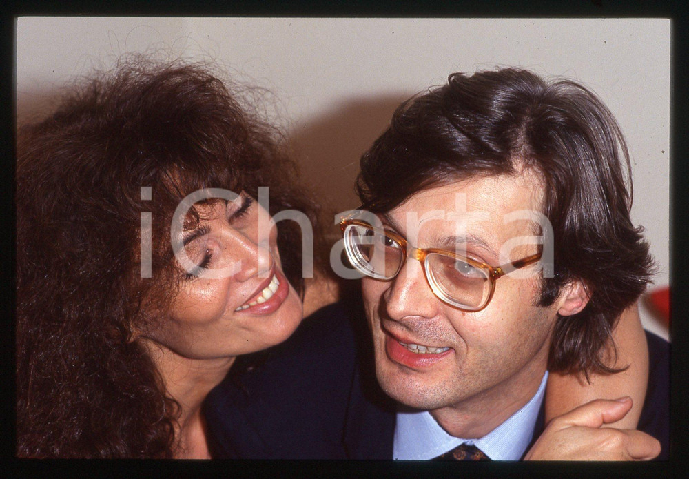 35mm vintage slide*1995 ca  COSTUME  Vittorio SGARBI con Annie PAPA ritratto 21 Diapositiva d'epoca, in formato 35 mm. CONDIZIONI: GOODE' severamente vietata la riproduzione. Tutti i diritti sono riservati. ICharta mette in vendita, sul negozio eBay e in esclusiva sul sito "icharta" il proprio archivio composto da numerose diapositive e negativi fotografici d'epoca, tutti originali e autentici, che attraversano la storia del costume italiano tra gli la fine degli anni Sessanta e Novanta.Si tratta di uno sguardo inedito sull'attualit&agrave;, la politica, la vita quotidiana, il gossip e la cultura, che fotografa il cambiamento della nazione in quest'ultimo scorcio del XX secolo. Un'occasione unica per il mercato del collezionismo, che vede finalmente disponibile un archivio eccezionale per vastit&agrave;, tematiche e condizioni, in un settore (il negativo fotografico e la diapositiva) di assoluta novit&agrave; e dalle interessanti prospettive di investimento.  originale e autentica 1