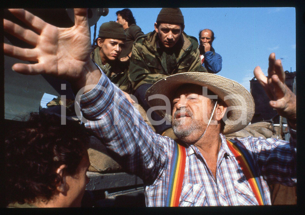 35mm vintage slide* 1988 HANNA'S WAR Il regista Menahem GOLAN sul set del film