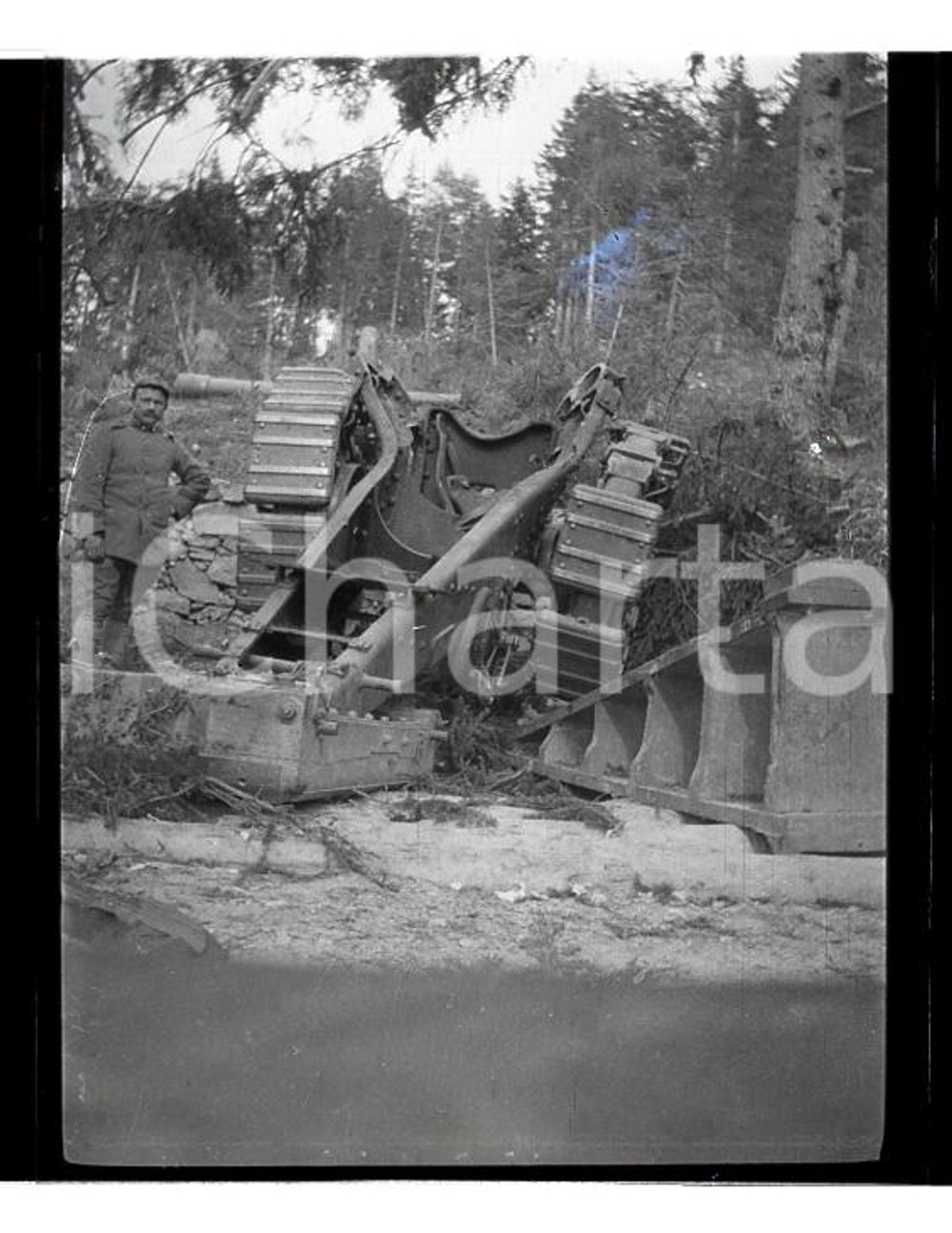 1915ca WW1 ESERCITO ITALIANO In posa con obice NEGATIVO FOTOGRAFICO   Negativo originale in bianco e nero (su pellicola), in formato cm 4 x 6 CONDIZIONI: GOOD (macchia sulla pellicola) ICharta mette in vendita, sul negozio eBay e in esclusiva sul sito "icharta" il proprio archivio composto da numerose diapositive e negativi fotografici d'epoca, tutti originali e autentici, che attraversano la storia del costume italiano tra gli la fine degli anni Sessanta e Novanta.Si tratta di uno sguardo inedito sull'attualit&agrave;, la politica, la vita quotidiana, il gossip e la cultura, che fotografa il cambiamento della nazione in quest'ultimo scorcio del XX secolo. Un'occasione unica per il mercato del collezionismo, che vede finalmente disponibile un archivio eccezionale per vastit&agrave;, tematiche e condizioni, in un settore (il negativo fotografico e la diapositiva) di assoluta novit&agrave; e dalle interessanti prospettive di investimento. FAIR/discreto   originale e autentica 1