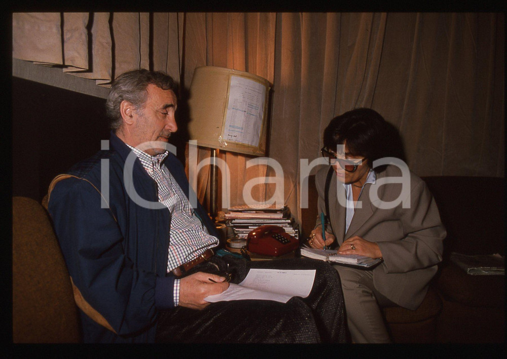 35mm vintage slide* 1990ca PARIS Charles AZNAVOUR durante un'intervista (2)