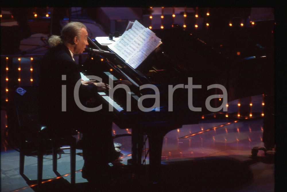 Fotografia d epoca originale 35mm vintage slide 1996 SANREMO Umberto BINDI sul palco del Teatro Ariston 4 1
