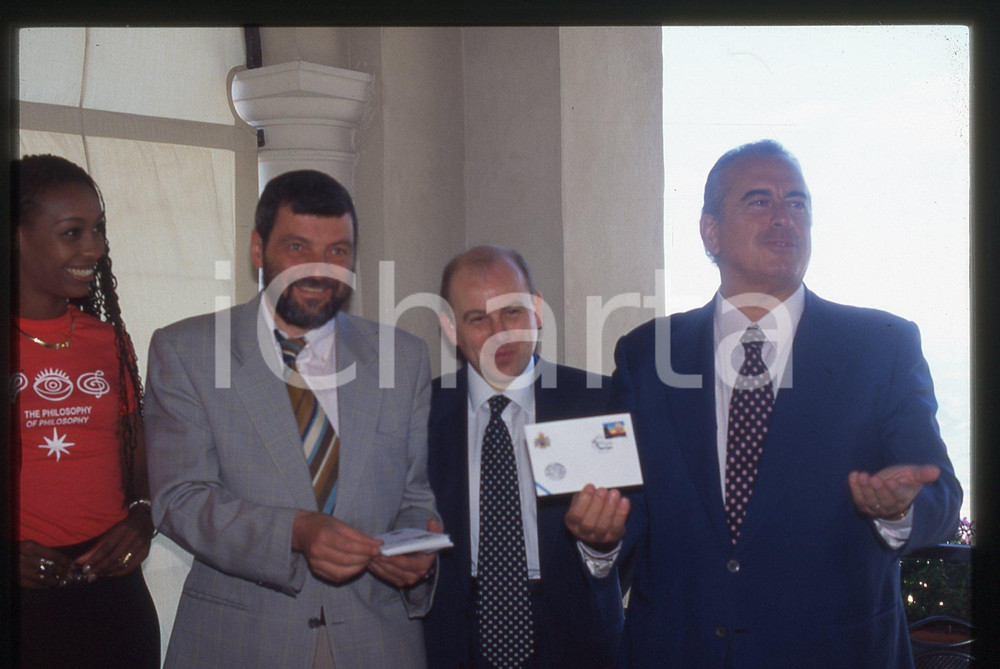 35mm vintage slide* 1996 Vittorio SALVETTI presenta francobollo FESTIVALBAR (6)